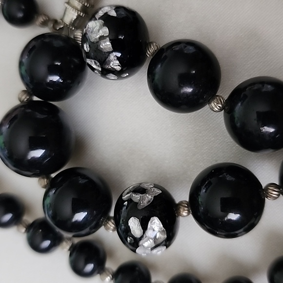 Rare VINTAGE GLASS SILVER INFUSED MURANO GLASS BEADED NECKLACE WITH BARREL CLASP - Picture 4 of 13